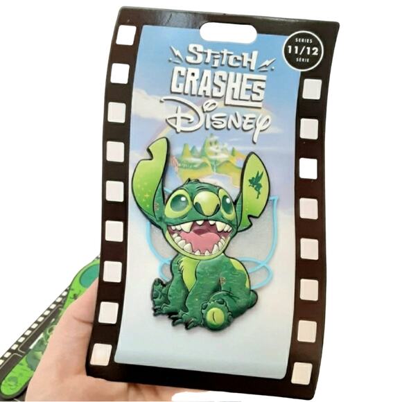 Disney Parks Stitch Crashes Disney Peter Pan MagicBand 2 Stitch Trading Pin NWT - Picture 2 of 9